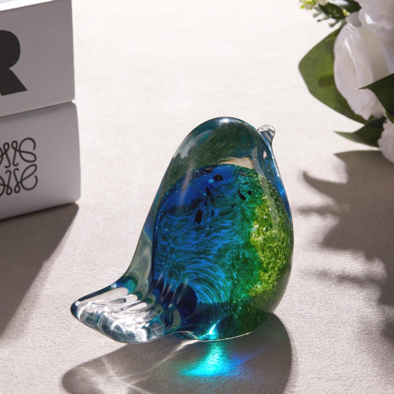 Bluebird of Happiness mundgeblasene Glasvogelskulptur, handgefertigter Kunstglas-Sonnenfänger, farbenfrohes Wohndekor, Geschenk für Vogelliebhaber Bild 3