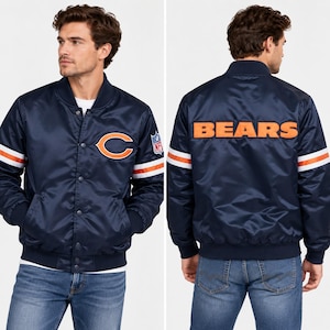 Puede incluir: Una chaqueta bomber de satén azul marino con el logotipo de los Chicago Bears en el pecho izquierdo, un parche del escudo de la NFL en la manga izquierda y la palabra BEARS en letras naranjas en la espalda. Tiene puños a rayas naranjas y blancas.