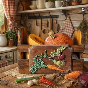 Può includere: Una cassa di legno rustica piena di una zucca e una metà di zucca. La cassa presenta un design di verdure intagliate. Verdure fresche, tra cui carote, barbabietole e cipolle, sono disposte su un tavolo di legno, creando una calda scena di cucina.