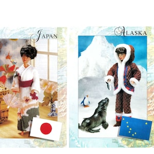Puede incluir: Dos muñecas vestidas con ropa tradicional de Japón y Alaska. La muñeca que representa a Japón lleva un kimono blanco y rosa con una faja roja. La muñeca que representa a Alaska lleva un abrigo de piel marrón con ribetes azules y blancos. Las muñecas están de pie frente a sus respectivas banderas.