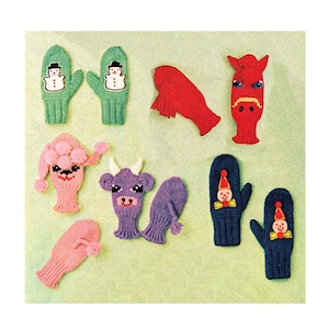 Op de afbeelding: Een set van tien gebreide vingerpoppen met verschillende dier- en feestthema's. De poppen omvatten een sneeuwpop, een paard, een koe, een clown en een roze wezen met een krullend hoofd.