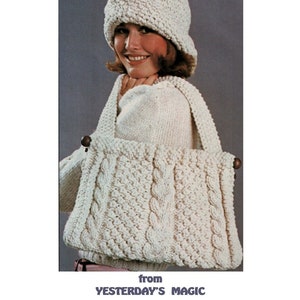 Puede incluir: Un patrón de tejido de punto para una bolsa de punto de Aran grueso. El patrón es de Yesterday's Magic.