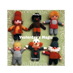 Può includere: Una collezione di sei bambole di lana, tra cui un clown, un gnomo, una bambola nera e altre tre bambole. Le bambole indossano tutte abiti diversi e hanno espressioni facciali diverse. Il titolo "Yesterday's Magic Patterns" è stampato sotto le bambole.