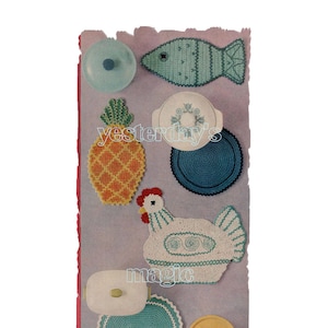 Puede incluir: Un conjunto de seis posavasos de ganchillo en varias formas y colores, incluyendo una piña, un pez, una gallina y tres posavasos redondos. Los posavasos se muestran sobre un fondo morado.