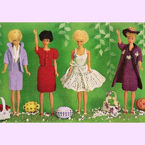 Puede incluir: Cuatro conjuntos de muñeca de ganchillo en morado, rojo, blanco y morado con sombreros a juego. Las muñecas están de pie sobre un fondo verde con huevos de Pascua y cestas.