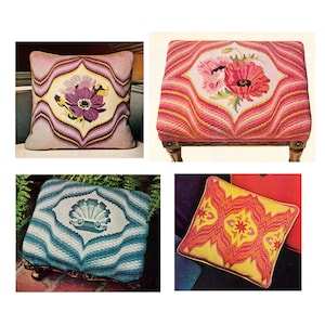 Op de afbeelding: Een verzameling van vier decoratieve kussens en een voetenbank. De kussens hebben bloemen- en geometrische ontwerpen in verschillende kleuren, waaronder paars, roze, geel en blauw. De voetenbank heeft een bloemenpatroon met roze en rode klaprozen.