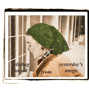 Op de afbeelding: Een vrouw draagt een groene gehaakte snood en een bruin jack. De tekst "jellybag snood from yesterday's magic" is onder de afbeelding gedrukt.