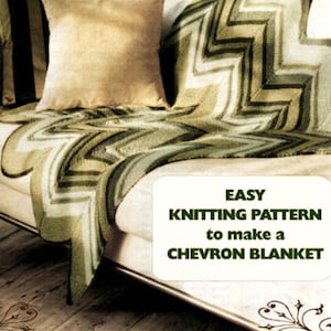 Op de afbeelding: Een groene en witte chevron gebreide deken gedrapeerd over een beige bank met een kussen. De tekst "EASY KNITTING PATTERN to make a CHEVRON BLANKET" staat op een wit label.