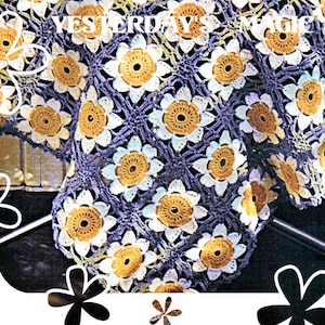 以下が含まれることがあります： 白、黄色、青の色合いのデイジー模様のクロシェのテーブルクロス。テーブルクロスは、マグカップとクッキーの皿のあるテーブルにかけられています。