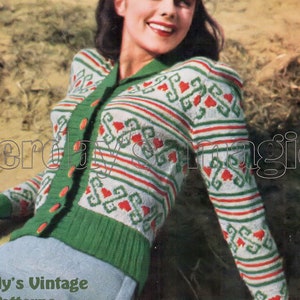 Puede incluir: Un cárdigan vintage con cuello, puños y tapeta verdes. El suéter presenta una base blanca con rayas rojas y verdes y patrones en forma de corazón. El texto "Wendy's Vintage Patterns" es visible.