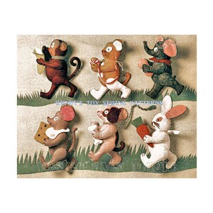 Può includere: Un modello di cucito vintage per realizzare giocattoli di peluche. Il modello include una scimmia, un gatto, un elefante, un coniglio, un topo e un cane. Ogni animale tiene un oggetto diverso, come una banana, un gomitolo di lana, una carota e un pezzo di formaggio.