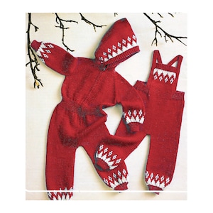 Op de afbeelding: Een rode gebreide babyoutfit met witte geometrische patronen. De set bevat een jas met capuchon en rits en een bijpassende tuinbroek. De manchetten, capuchon en broekspijpen hebben het witte ontwerp. De outfit is gemaakt van een zacht, warm materiaal.
