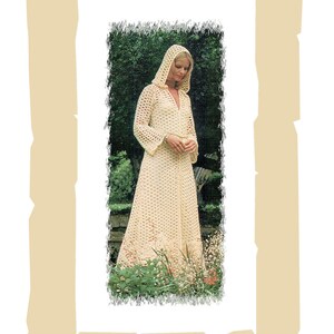 Puede incluir: Un abrigo de ganchillo con capucha de color crema, con un diseño largo y fluido. El abrigo presenta un cuello en V y mangas acampanadas. La imagen incluye el texto "CROCHET PATTERN" y "LACE WEDDING COAT".