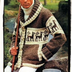 Puede incluir: Un cárdigan de punto marrón y blanco con cuello chal y un patrón de llamas. El cárdigan tiene cierre de botones y bolsillos. La persona lleva pantalones blancos y sostiene un bastón de madera.