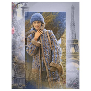 Puede incluir: Una mujer lleva un abrigo de punto azul y marrón con un gorro de punto azul. El fondo es una imagen borrosa de la Torre Eiffel y un edificio con una gran vidriera.