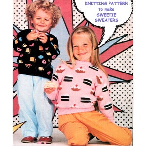 以下が含まれることがあります： カラフルなセーターを着た2人の子供。左側の女の子は、カラフルな幾何学模様の黒いセーターを着ています。右側の女の子は、カップケーキの模様のピンクのセーターを着ています。吹き出しのテキストには、「Sweetieセーターを作るための編み物パターン」と書いてあります。