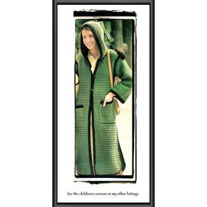 Puede incluir: Un cárdigan de punto de ganchillo verde con ribetes negros. El cárdigan tiene un corte largo y holgado y lo lleva puesto una persona de pie en un parque. El texto "See the childrens version in my other listings" está en la parte inferior de la imagen.