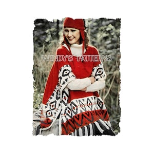 Pode incluir: Um poncho de malha vermelho e branco com um padrão geométrico e acabamento em franjas. O poncho é usado por uma modelo com um chapéu de malha vermelho com abas para as orelhas. O texto "WENDY'S PATTERNS" é visível na imagem.