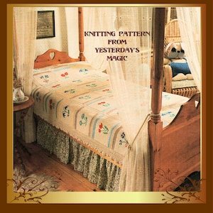 Puede incluir: Imagen de una cama con dosel con una colcha de punto. La colcha tiene un fondo crema con motivos florales en rojo, azul y verde. La cama está adornada con cortinas transparentes y se muestra el texto "KNITTING PATTERN FROM YESTERDAY'S MAGIC".