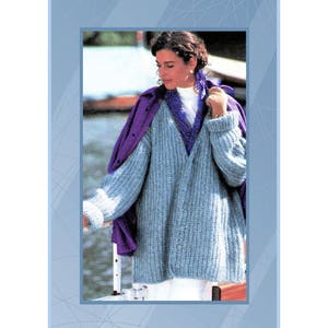 Könnte beinhalten: Ein hellblauer Strickcardigan mit V-Ausschnitt und einem lila Schal, der über die Schultern gelegt ist.