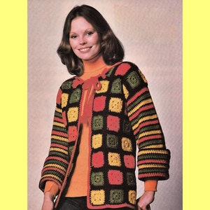 Pode incluir: Padrão de crochê para uma jaqueta feita com quadrados da avó e listras. A jaqueta é vermelha, amarela, verde e preta. O padrão inclui instruções para fazer uma jaqueta com quadrados da avó e listras.