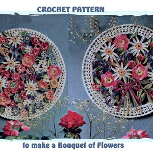 Può includere: Uno schema a uncinetto per un bouquet di fiori. Lo schema include istruzioni per realizzare un arrangiamento di fiori circolare all'uncinetto con una varietà di fiori in tonalità di rosa, rosso, bianco e blu.