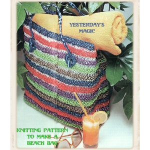 Può includere: Una borsa da spiaggia lavorata a maglia a righe multicolore, con un asciugamano giallo arrotolato all'interno. La borsa ha un manico blu. Il testo "Yesterday's Magic" è visibile. Un bicchiere di succo d'arancia e occhiali da sole sono nell'immagine. Il testo "Knitting Pattern to Make a Beach Bag" è visibile.