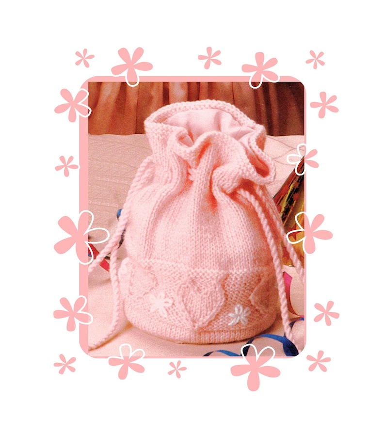 Pu&ograve; includere: Una borsa a cordoncino di maglia rosa con un design a forma di cuore bianco. La borsa &egrave; realizzata con un filato morbido e ha un aspetto semplice ed elegante.