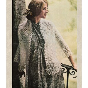 Könnte beinhalten: Vintage-Bild mit einer Häkelanleitung für ein leichtes Capelet. Das Bild zeigt eine Frau, die das weiße gehäkelte Capelet über einem gemusterten Kleid trägt. Der Text oben lautet "CROCHET PATTERN" und unten "to make a Lightweight Capelet."