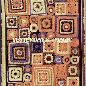 Könnte beinhalten: Handgefertigte Häkeldecke mit Patchwork-Design aus Quadraten und Kreisen in Orange-, Creme-, Lila- und Brauntönen. Die Decke hat einen Fransenrand und den Text "YESTERDAY'S MAGIC".