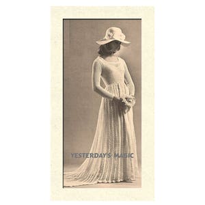 Może przedstawiać: Wzór vintage na szydełkowy suknię ślubną z długą, falującą spódnicą i długimi rękawami. Wzór zawiera instrukcje do dopasowanego kapelusza. Wzór pochodzi z "YESTERDAYS MAGIC".