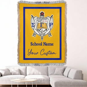 Op de afbeelding: Een rustiek houten bord met de tekst "Welcome to our home" in witte letters. Het bord heeft een verweerde afwerking en een eenvoudig, uitnodigend ontwerp.