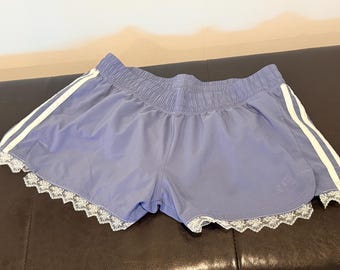 Upcycled Adidas Lavendar Shorts mit Spitze - Size M