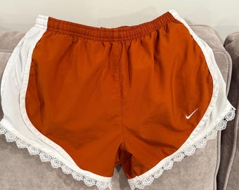 Pantalones cortos Nike UT Longhorn reciclados con ribete de encaje - Talla XS