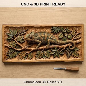 Könnte beinhalten: Holzreliefschnitzerei eines Chamäleons auf einem Ast, umgeben von Blättern. Das Chamäleon ist mit grünen und braunen Mustern detailliert. Der Text "CNC & 3D PRINT READY" und "Chameleon 3D Relief STL" sind sichtbar. Ein Holzschnitzwerkzeug ist ebenfalls vorhanden.