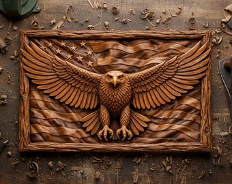Puede incluir: Tallado en madera detallado de una bandera estadounidense con un águila. El águila tiene las alas extendidas y está centrada sobre el diseño de la bandera. El texto "CNC & 3D PRINT READY" y "American Eagle Flag STL" son visibles.