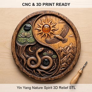Puede incluir: Escultura de relieve de madera Yin Yang con un diseño de sol, pájaro, serpiente y flor de loto. La escultura está tallada con detalles intrincados y presenta el texto "CNC & 3D PRINT READY" y "Yin Yang Nature Spirit 3D Relief STL".