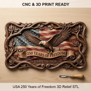 Puede incluir: Un relieve rectangular de madera que muestra un águila calva en vuelo sobre una bandera estadounidense ondeante. Una cinta central dice 250 YEARS OF FREEDOM y USA, 1776-2026. El diseño está enmarcado por ramas y hojas talladas intrincadas.