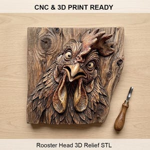 Op de afbeelding: Een gedetailleerd, gebeeldhouwd houten reliëfsculptuur van een hanenkop. De sculptuur is gemonteerd op een houten plank, met zichtbare houtnerf en knopen. De tekst "CNC & 3D PRINT READY" en "Rooster Head 3D Relief STL" zijn zichtbaar. Een snijgereedschap is rechts geplaatst.