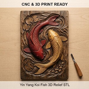 Könnte beinhalten: Ein rechteckiges Holzrelief mit zwei Koi-Fischen in Yin-Yang-Formation, einer rot und einer goldfarben, umgeben von geschnitzten Wasserwellen und Seerosenblättern. Der Text CNC & 3D PRINT READY und Yin Yang Koi Fish 3D Relief STL ist sichtbar.