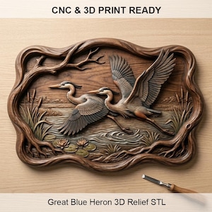 Peut inclure: Une sculpture en relief en bois représentant deux grands hérons bleus en vol au-dessus d'un marais avec des massettes et des nénuphars, encadrée par des branches. Le texte CNC & 3D PRINT READY et Great Blue Heron 3D Relief STL est visible.