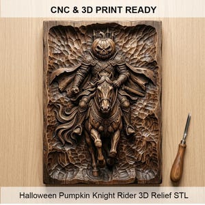 Puede incluir: Un relieve rectangular de madera que muestra a un caballero con cabeza de calabaza montando un caballo, con el texto CNC & 3D PRINT READY y Halloween Pumpkin Knight Rider 3D Relief STL. Una herramienta de tallado de metal está a la derecha.