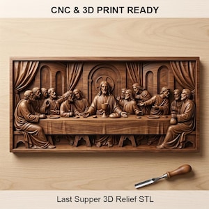 Puede incluir: Un detallado relieve de madera de la Última Cena, con figuras sentadas alrededor de una mesa. La obra de arte está enmarcada e incluye el texto "CNC & 3D PRINT READY" y "Last Supper 3D Relief STL". Una herramienta para tallar madera está en primer plano.