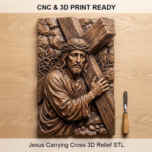Op de afbeelding: Een gedetailleerd houten reliëfsculptuur van Jezus die het kruis draagt, met een doornenkroon. De tekst "CNC & 3D PRINT READY" staat bovenaan en "Jesus Carrying Cross 3D Relief STL" onderaan. Rechts een snijgereedschap.