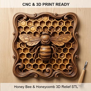 Könnte beinhalten: Ein quadratisches Holzrelief mit einer zentralen Honigbiene auf einem Wabenhintergrund, umrahmt von kunstvollen Schnörkeln. Der Text CNC & 3D PRINT READY und Honey Bee & Honeycomb 3D Relief STL ist zu sehen. Ein Holzbeitel liegt daneben.