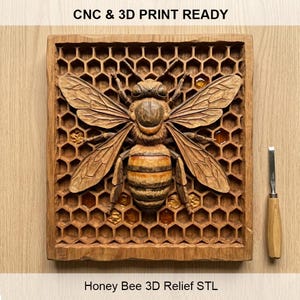 Puede incluir: Tallado en madera detallado de una abeja en un fondo de panal. La abeja es marrón y amarilla, con intrincados detalles de alas y cuerpo. El texto "CNC & 3D PRINT READY" y "Honey Bee 3D Relief STL" son visibles. Una herramienta de tallado está al lado.