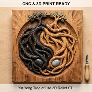 Könnte beinhalten: Ein geschnitztes Holzrelief des Yin-Yang-Baumes des Lebens. Das Design zeigt verschlungene Baumwurzeln in Schwarz und Braun, mit zwei steinartigen Formen in der Mitte. Der Text "CNC & 3D PRINT READY" und "Yin Yang Tree of Life 3D Relief STL" sind sichtbar.