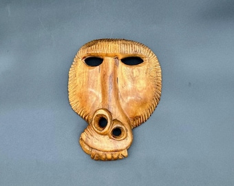Afrikaans houten masker muurdecoratie – Handgemaakte tribale gezichtssculptuur – Rustieke huiskunst (ontwerp primaat)