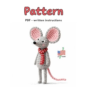 Könnte beinhalten: Eine gehäkelte graue Maus mit großen, rosa gefütterten Ohren und einem rot-weiß gestreiften Schal. Die Maus hat einen rosa Schwanz und schwarze Perlenaugen. Der Text oben lautet "Pattern" und "PDF - written instructions".