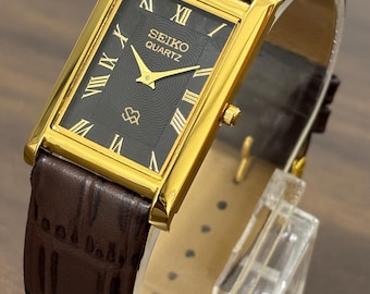 Reloj de pulsera Seiko vintage único con correa de cuero y esfera romana.